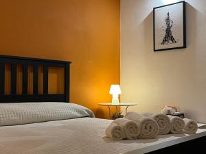 巴勒莫Ricasoli28 Apartaments的一间卧室配有带毛巾的床