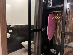 巴勒莫Ricasoli28 Apartaments的一间带卫生间和粉红色手提箱的浴室