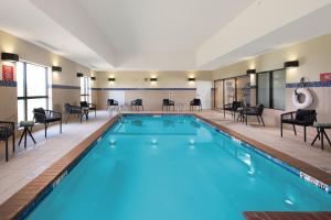俄克拉何马城俄克拉荷马城机场唐普雷斯套房酒店的一座配有桌椅的酒店游泳池