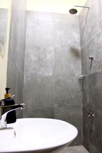 阿克拉Accra Luxury Apartments At The Sanga Estates的浴室配有白色水槽和淋浴。