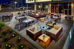 布卢明顿美国明尼阿波利斯商城JW万豪酒店的享有带桌椅的餐厅的顶部景致
