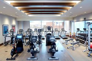 布卢明顿美国明尼阿波利斯商城JW万豪酒店的健身房设有数台跑步机和有氧运动器材
