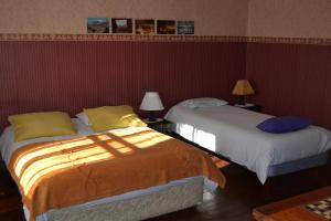 瓦尔帕莱索B&B La Nona的两张睡床彼此相邻,位于一个房间里