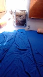 莱特鲁瓦西莱Joli voilier de 13m的一间卧室配有蓝色的床和镜子