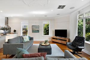 墨尔本Essendon Allambee Haven 4BR的带沙发和电视的客厅