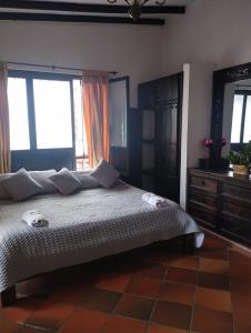 La PlataHotel y Restaurante Casa Medina的一间设有床铺的卧室,位于带窗户的房间内