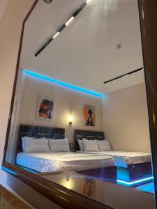开罗Space Hostel的镜子反射着客房内的两张床