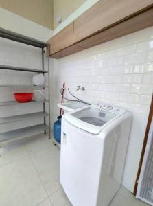 马塔迪圣若昂Casa em um ambiente sossegado.的一间厨房,在房间内配有洗衣机和烘干机