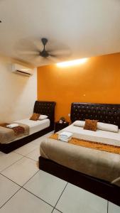 莎阿南莎阿南智慧城市米米拉拉酒店的橙色墙壁客房的两张床