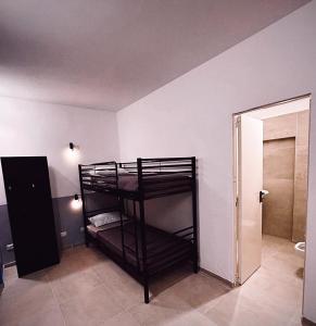 罗马罗马熔炉旅馆的一间客房内配有双层床的房间