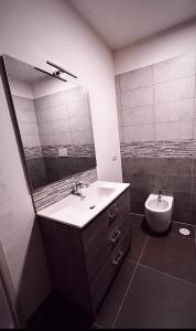 罗马罗马熔炉旅馆的一间带水槽、镜子和卫生间的浴室