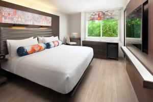 森尼维耳市雅乐轩桑尼维尔酒店的卧室设有一张白色大床和一扇窗户。