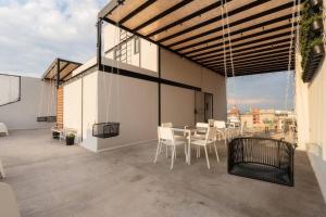 墨西哥城P502 Rooftop views 33drm 2bath AC的大楼内带桌椅的天井
