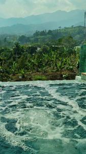 Ban Thap SaiSoidao Good View Resort的享有水景的游泳池