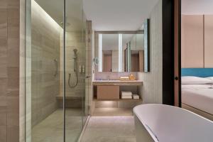 乔治市Penang Marriott Hotel的带淋浴和盥洗盆的浴室