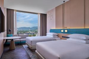 乔治市Penang Marriott Hotel的酒店客房设有两张床和大窗户。