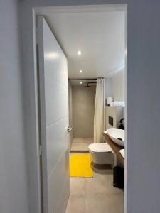 Saint BarthelemyAppartement 2 chambres en plein cœur de St Jean的白色的浴室设有卫生间和水槽。