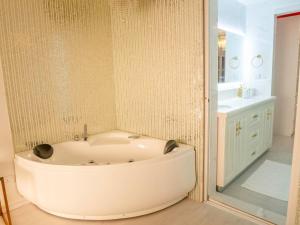 马累Beachfront Seaview Apartment的浴室配有白色浴缸及水槽