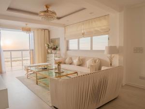 马累Beachfront Seaview Apartment的客厅配有沙发和桌子