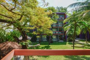 芭东海滩Holiday Inn Express Phuket Patong Beach Central, an IHG Hotel的享有酒店花园的景致。
