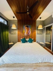 CavintiJinjer Resort的一间卧室配有一张壁画床