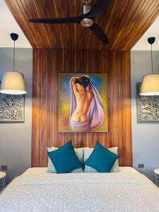 CavintiJinjer Resort的一间卧室配有一张壁画床