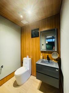 CavintiJinjer Resort的浴室配有白色卫生间和盥洗盆。