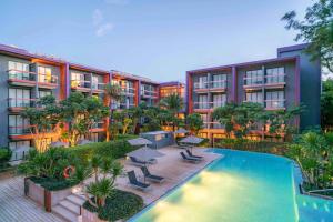 芭东海滩Holiday Inn Express Phuket Patong Beach Central, an IHG Hotel的享有酒店外景,设有游泳池