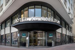 马德里马德里卡尔顿万豪AC酒店的一座酒店卡里隆建筑,上面有标志