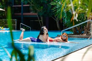 芭东海滩Holiday Inn Express Phuket Patong Beach Central, an IHG Hotel的两名妇女躺在游泳池里