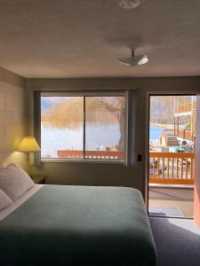 奥索尤斯阳光海滩汽车旅馆的一间卧室设有一张床和一个享有美景的大窗户