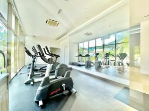 峇都丁宜By The Sea Penang的一间健身房,里面设有跑步机和椭圆机
