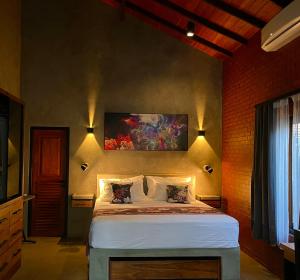 尼甘布Negombo Morawala Beach Villa的一间卧室配有一张壁画床