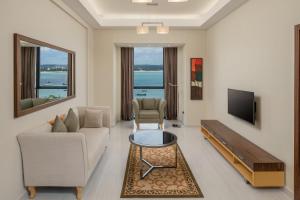 达累斯萨拉姆Element by Westin Hotel Dar es Salaam的带沙发和电视的客厅