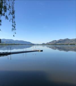 奥索尤斯阳光海滩汽车旅馆的一座带码头的湖泊和山脉