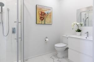 NorsewoodOasis Rural Retreat的白色的浴室设有卫生间和淋浴。