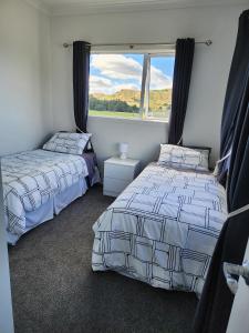 NorsewoodOasis Rural Retreat的卧室设有两张床,带窗户