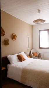 米米藏Côté lac的卧室设有一张白色大床和一扇窗户。