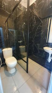 登巴萨巴厘梦幻科斯特尔酒店的一间带卫生间和水槽的浴室