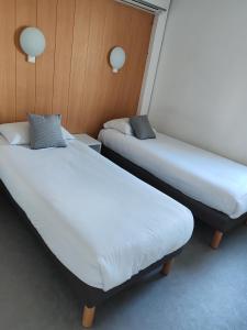 克莱蒙费朗哲泽法斯特酒店客房内的一张或多张床位
