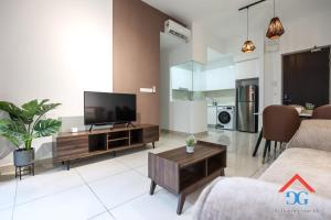 吉隆坡Astoria Ampang By Grabstay的客厅配有平面电视和沙发。