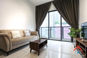 吉隆坡Astoria Ampang By Grabstay的带沙发和电视的客厅