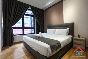 吉隆坡Astoria Ampang By Grabstay的一间卧室设有一张大床和大窗户
