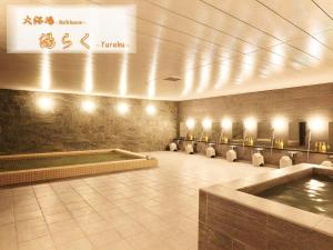 大阪大阪湾府库拉夏酒店的大楼内带热水浴池的等候室