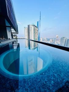 吉隆坡LUCENTIA RESIDENCE AT BUKIT BINTANG CITY Center LALAPORT的建筑物屋顶上的游泳池