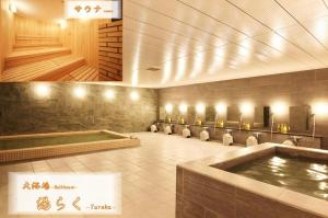 大阪大阪湾府库拉夏酒店的一间带热水浴缸和游泳池的浴室