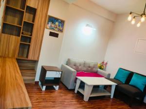 加德满都Beautiful 1 bedroom apartment in Sundhara Kathmandu的客厅配有沙发和桌子