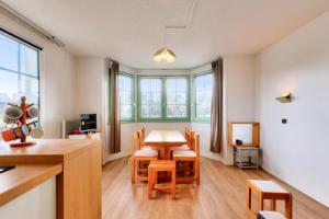 塔勒蒙Résidence Port Bourgenay - maeva Home - Appartement 2 pièces 4 personnes - 604的厨房以及带桌椅的用餐室。