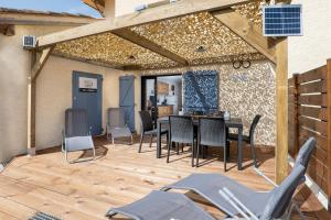 迪涅莱班Plaines-Provence Spa&Sauna的庭院配有桌椅和桌椅
