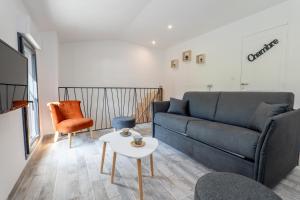 迪涅莱班Plaines-Provence Spa&Sauna的客厅配有沙发和桌子